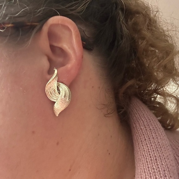 4/$50 Coro fan Elegant Gold Leaf clip on vintage Earrings 💚 - Picture 6 of 7